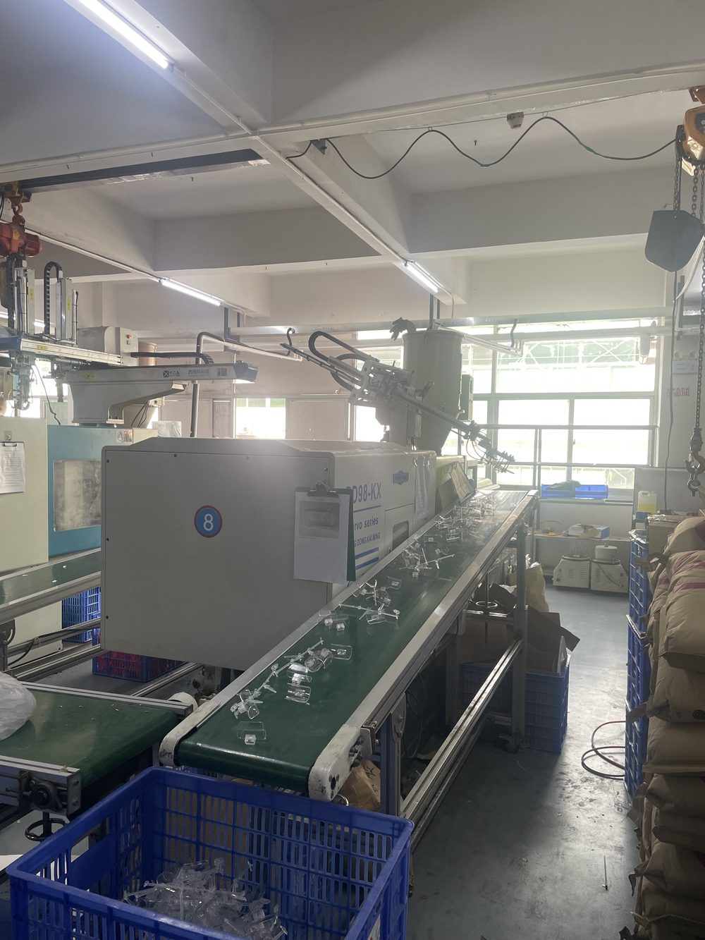 Injection molding machine 1 in the workshop