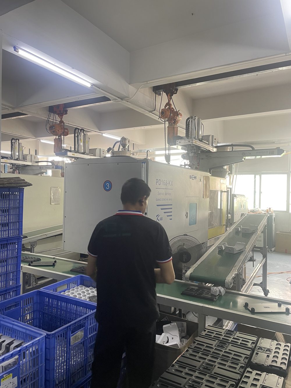 Injection molding machine 2 in the workshop