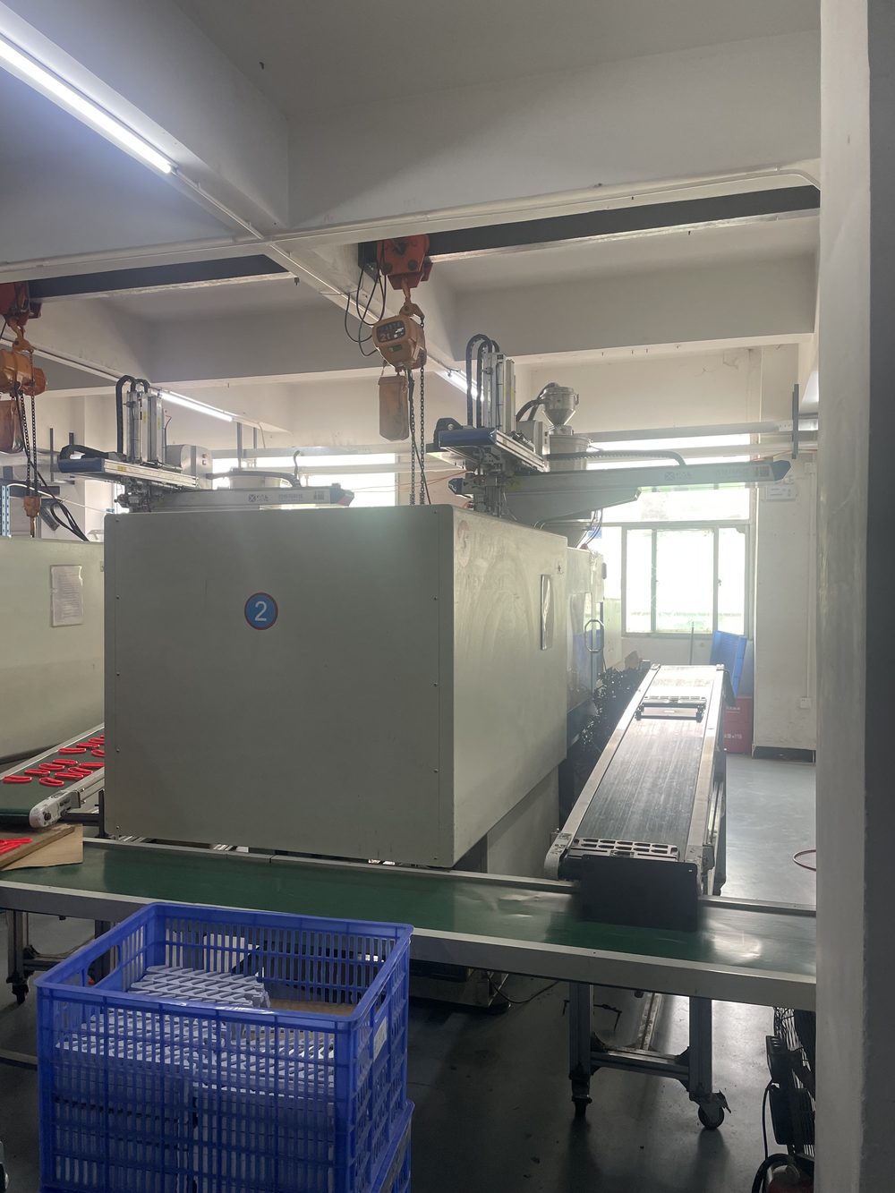 Injection molding machine 3 in the workshop