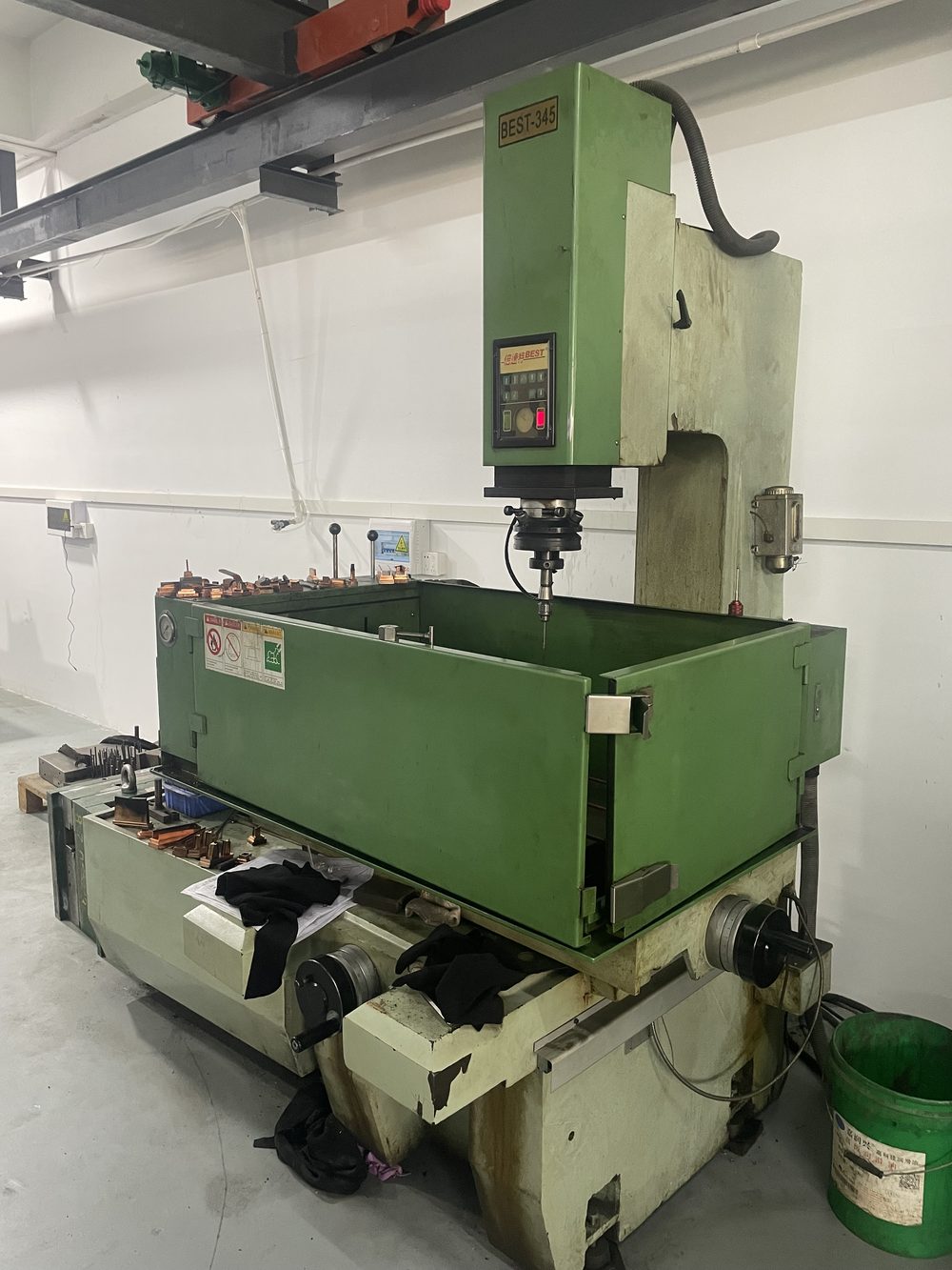 Injection molding machine 4 in the workshop