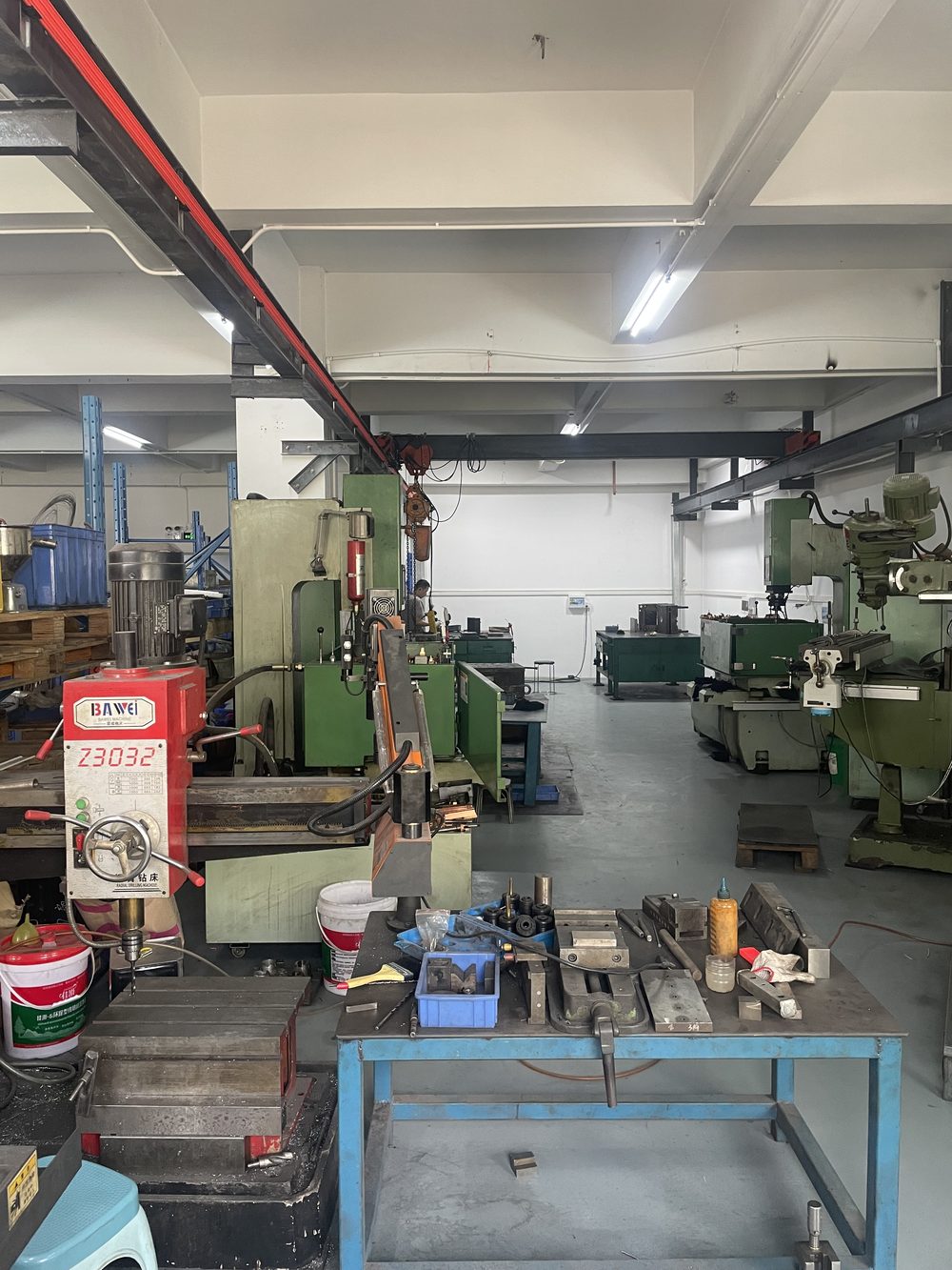 Injection molding machine 5 in the workshop