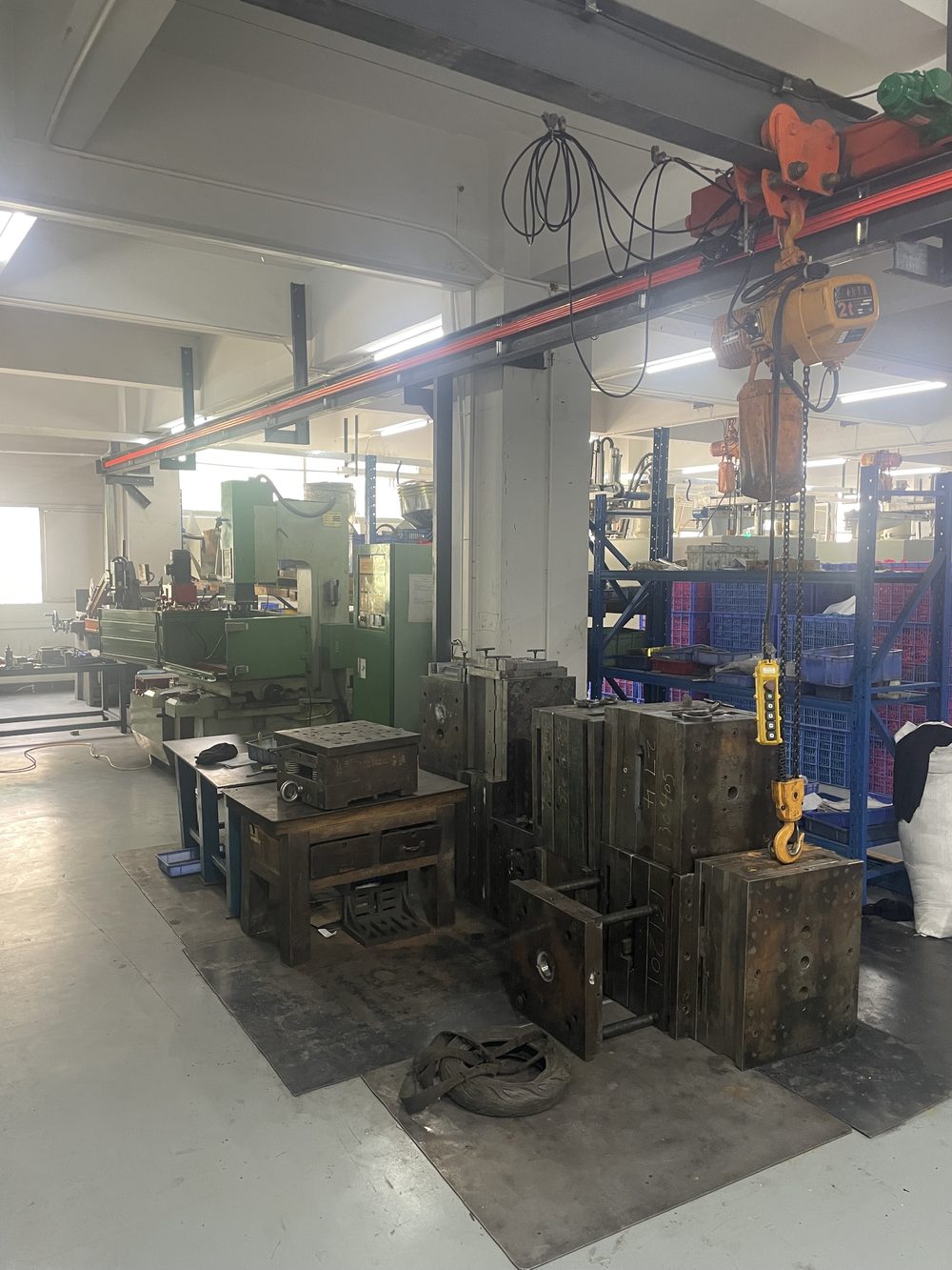 Injection molding machine 6 in the workshop